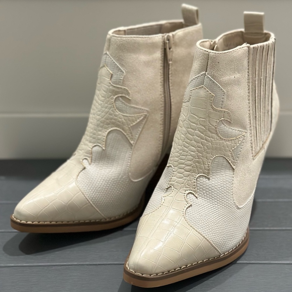 NWT Comfort Est. 1946 Ankle Boots Ivory 7.5W